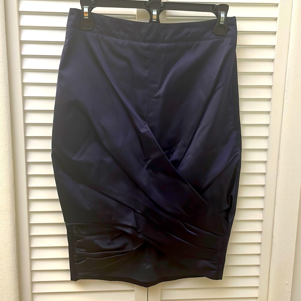 Burberry mermaid knee line skirt 4 in satin Navy color